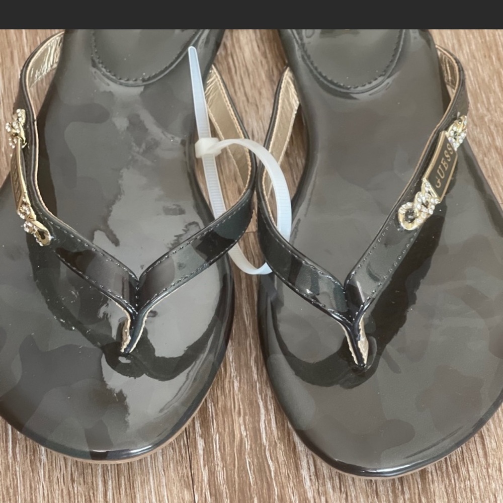 Nwt  army print Guess  sandale